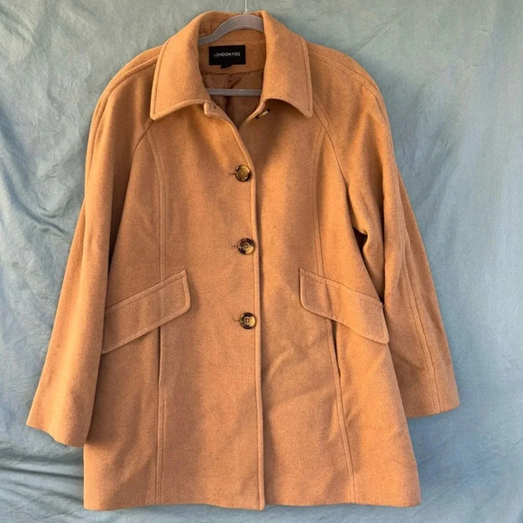 London Fog Jackets & Blazers - EUC London Fog Women's Tan and Cream Coat Size XL